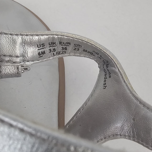 Naturalizer Lizzi Metallic Silver Flat Thong Sandals Womens Size 6 NWOB - Picture 4 of 8